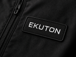 EKUTON logoga embleem mustal tööjopel