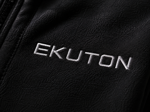 EKUTON logo tikand mustal tööriidel